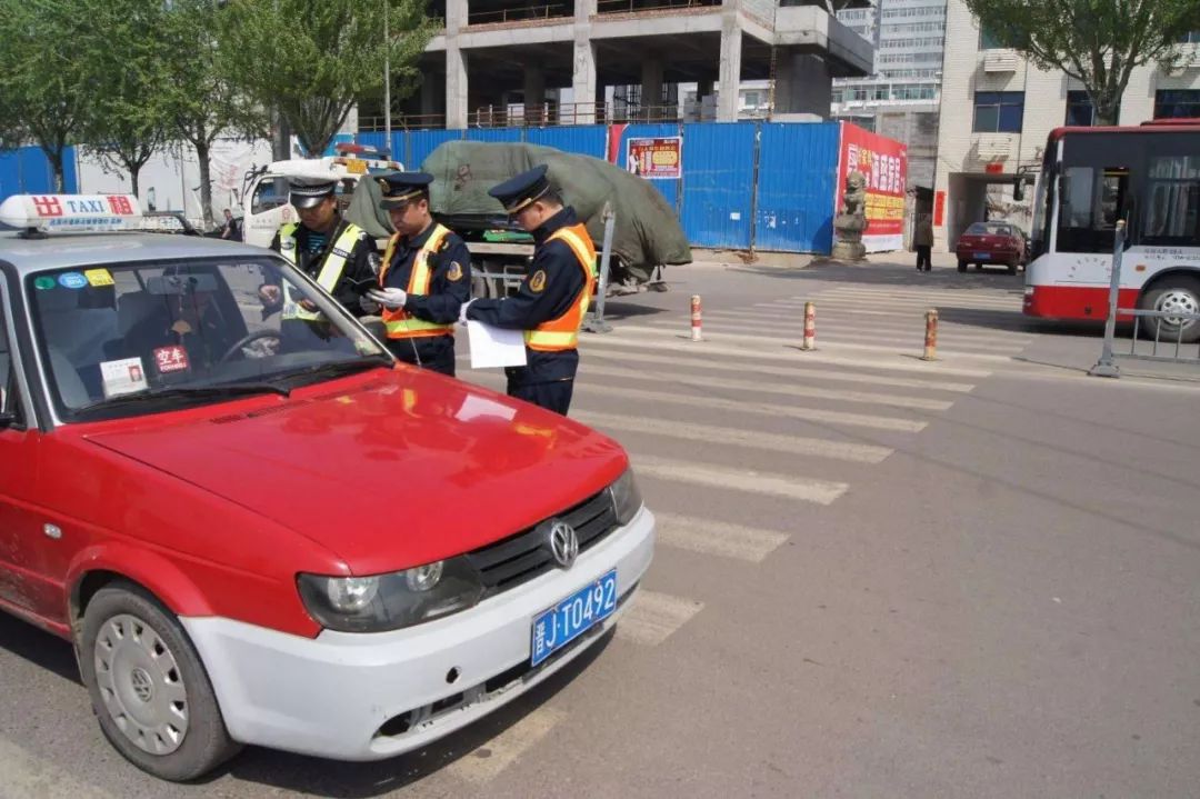 电视台曝光吕梁"黑车"泛滥现象,也是时候管管了!_出租车