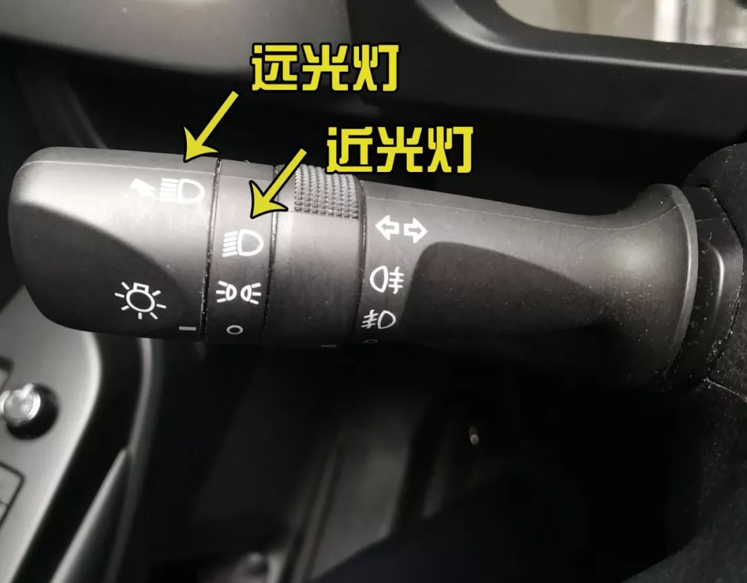 高速公路上能不能用远光雨雾天要不要开双闪看完你全懂了