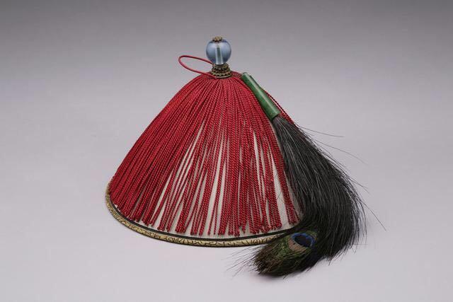 射箭和渔猎,头顶装饰有点类似同时代的印第安人,许多人在头上佩戴雕翎