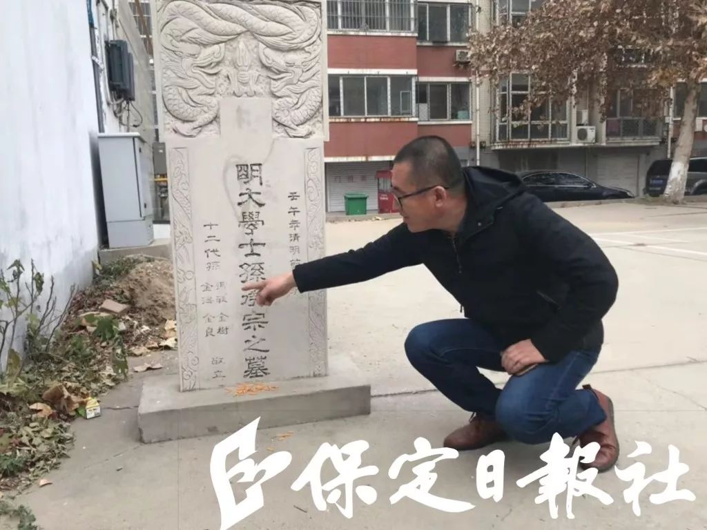 孙承宗第十三代后人向记者介绍:"这是孙氏祖坟所在地,2002年清明节