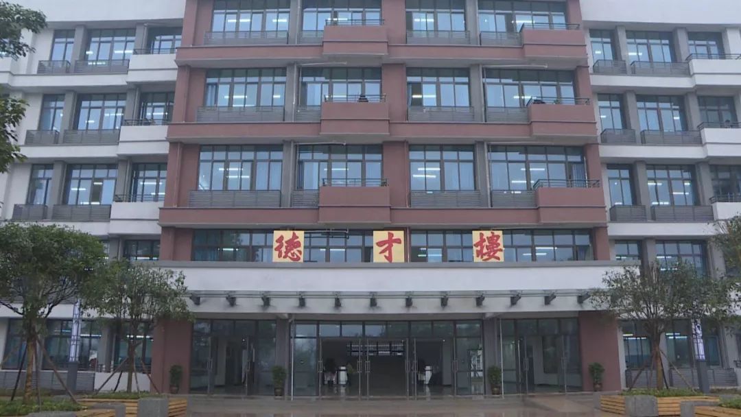 重庆市大足区龙西中学毗邻龙水镇城区,始创于1950年,是国家农村中小学