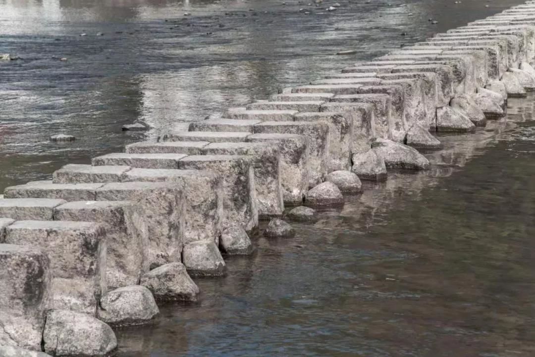 仕水碇步行走在宁静的古民居里