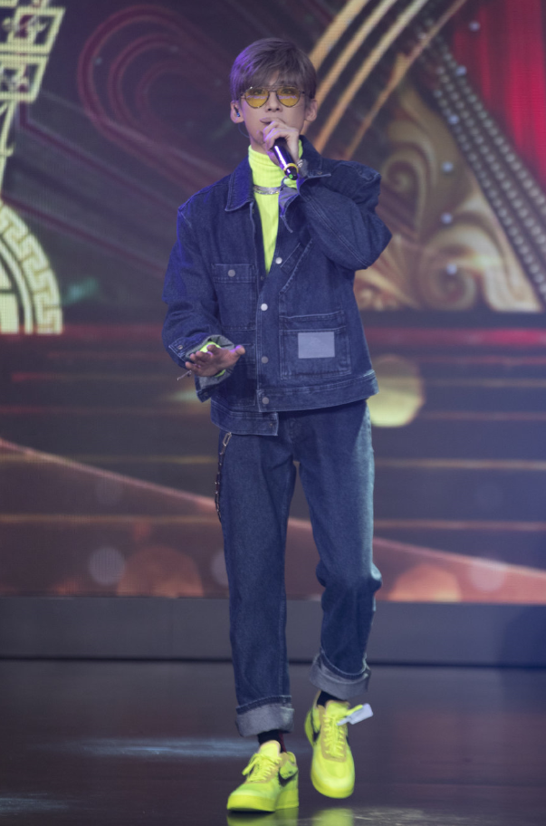 有种帅气叫白敬亭的妆发染灰发色再佩戴美瞳后秒变超a欧巴