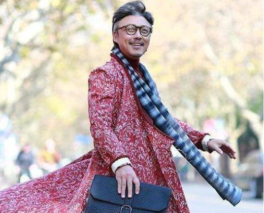 他是红楼梦第一美男子,和"姐姐"恩爱30年,现在年过60依旧帅气_胡焰