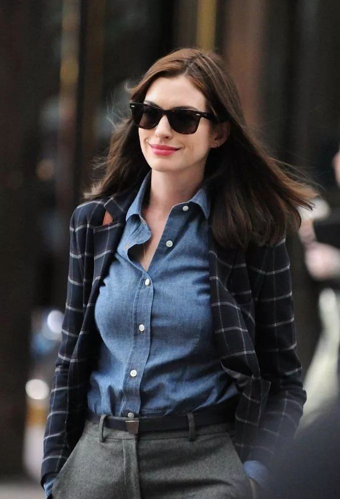 你们可能更熟悉安妮海瑟薇在《穿prada的女魔头》里的经典镜头,不过