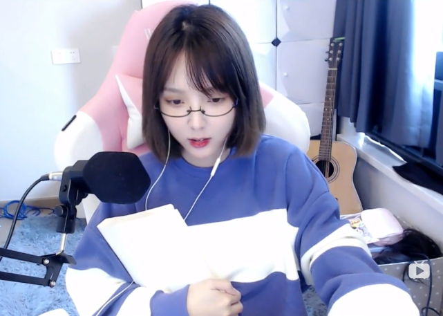 小米粥cos深田咏美戴上眼镜有那味了本人还嘲讽观众手在忙