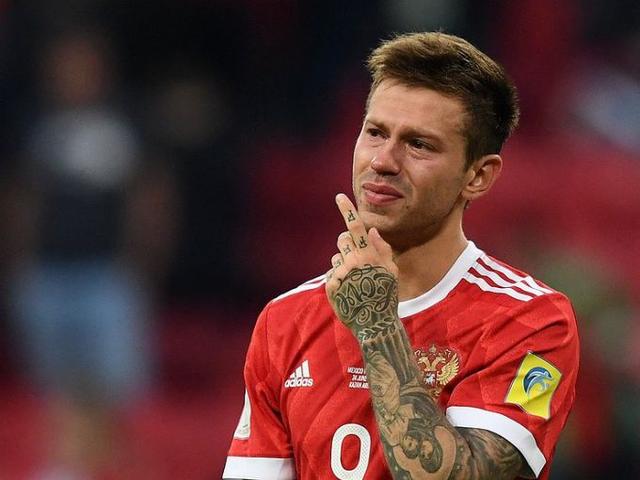 早在17岁时,他就升入一队,并顶替巴西外援西塞罗·塞梅多登场.