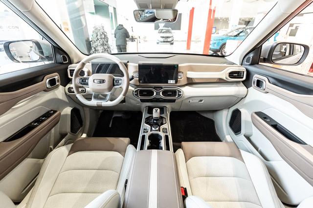 本次静态体验的是一辆吉利icon 50°灰车型,内饰采用白棕拼色设计