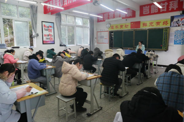 南江县长赤中学:师生同考 教学相长——新进教师与高三学生同考成都一