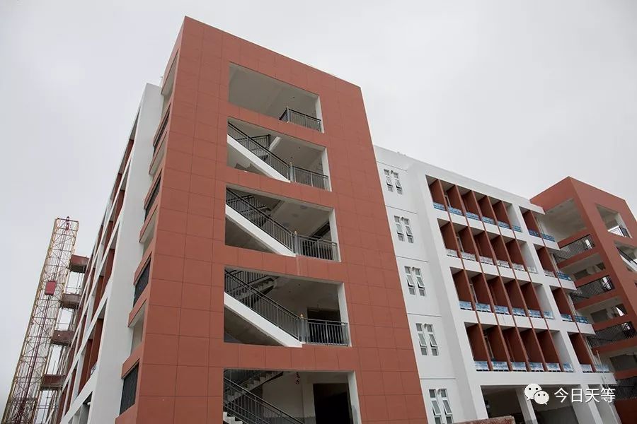 头条期待天等这所高中建成后可容纳3500名高中生