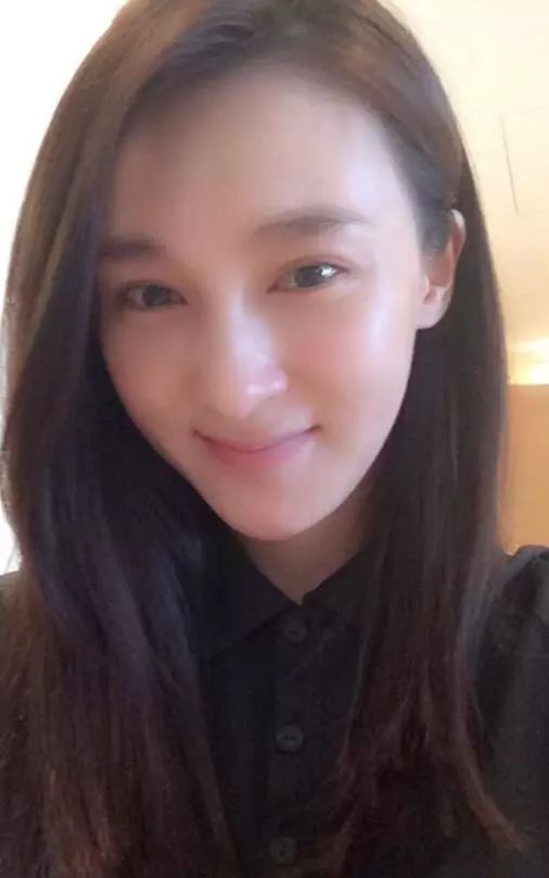 她23岁演梦萍走红,曾遭豪门婆婆排斥,今42岁冻龄活成人生赢家!_乐珈彤