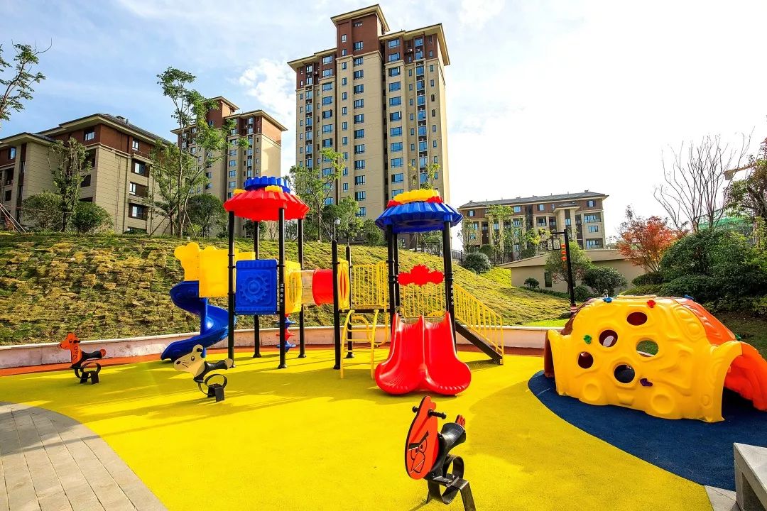 休憩广场,儿童游乐场孩子们自由放风筝,奔跑玩耍的乐园环山跑道,举目