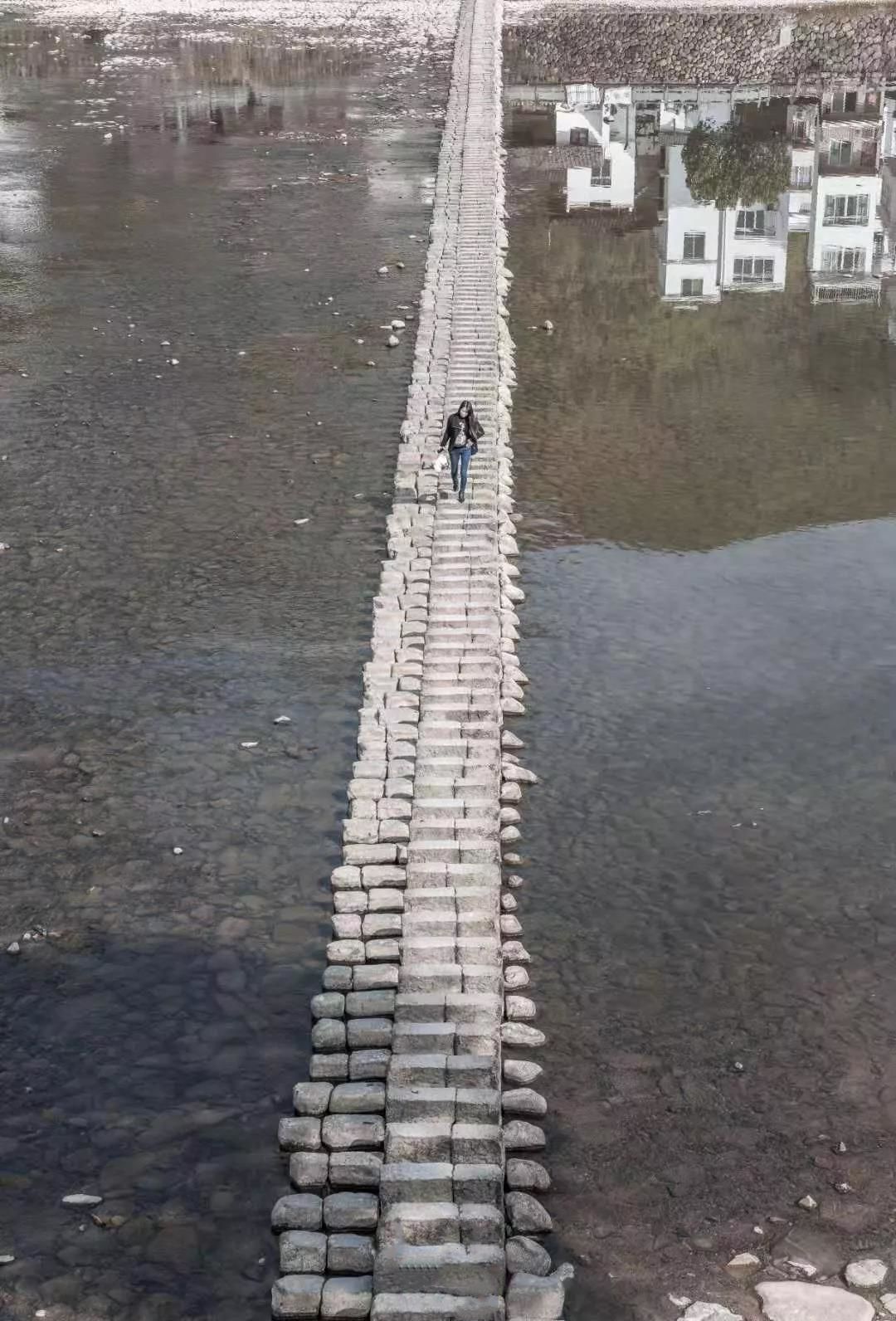 仕水碇步行走在宁静的古民居里