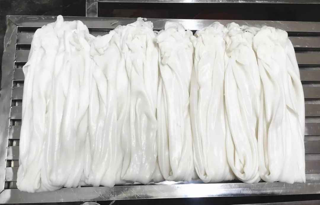 据说很多浸潭人都吃过32年坚持做手工河粉承载满满家乡味道