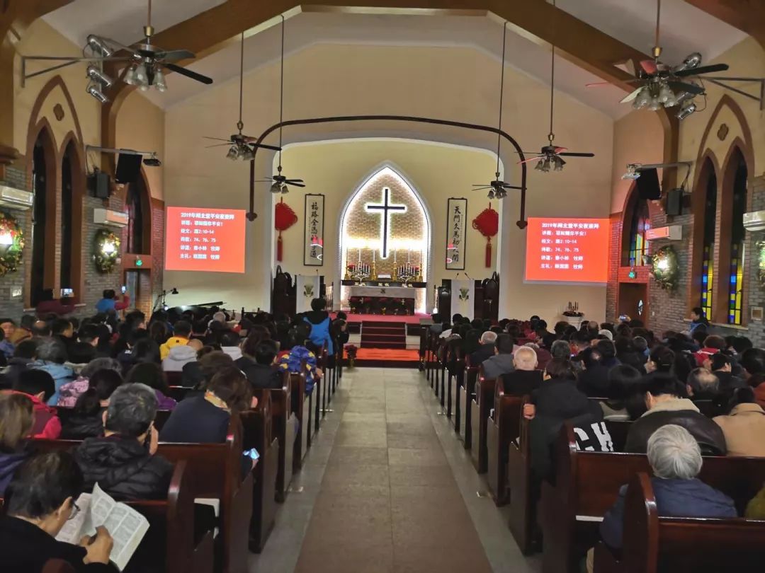 基督教怀恩堂大田路德肋撒天主堂神长教友借用君王堂进行圣诞弥撒闸北