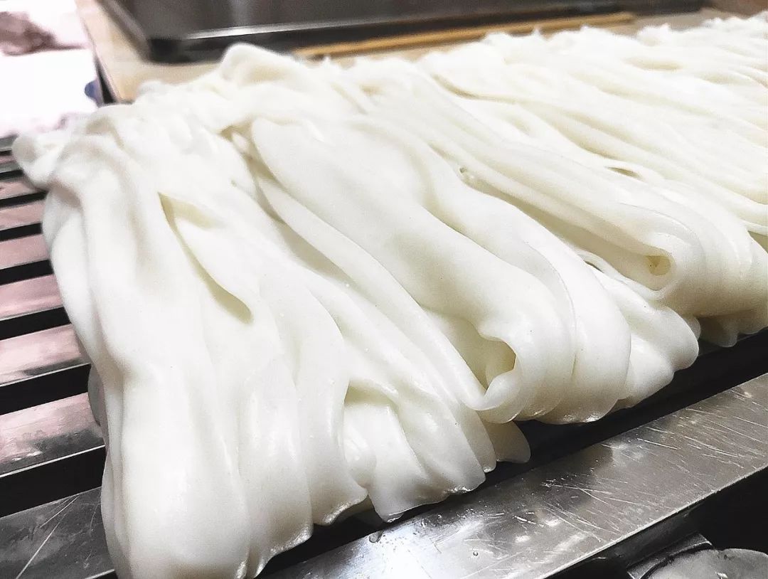 据说很多浸潭人都吃过32年坚持做手工河粉承载满满家乡味道