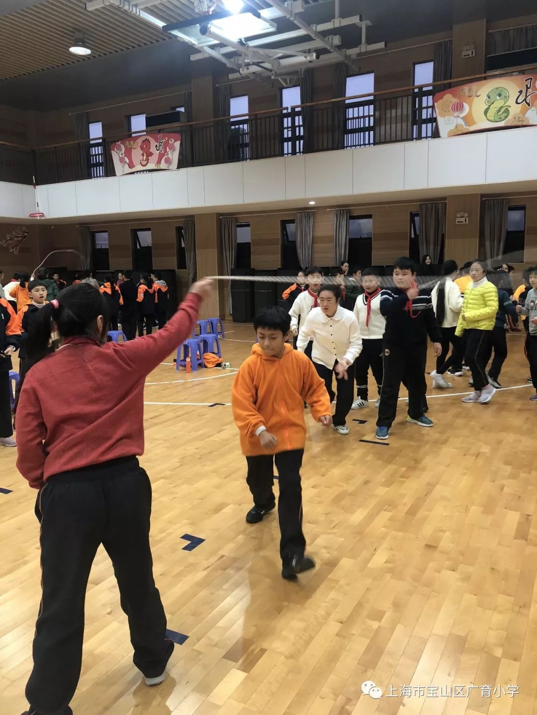 跳出活力精彩你我广育小学开展育彩杯冬季跳踢比赛
