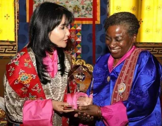 原创不丹王母迎62大寿太上皇依旧英俊潇洒四姐妹地位平起平坐