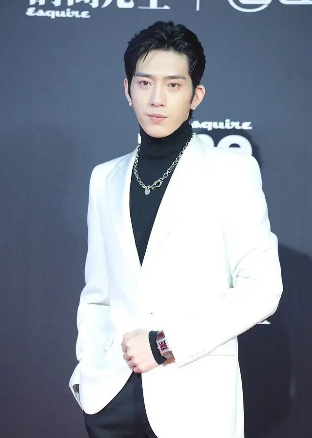 暖男井柏然,毛衣搭配白色裤子时尚大气,这样的"井宝"帅气迷人