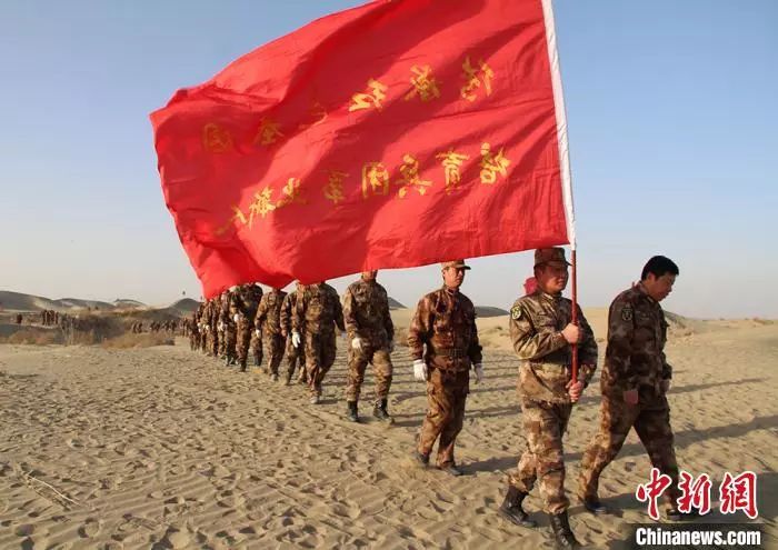四十七团民兵沙漠徒步重走老兵路接受锻炼
