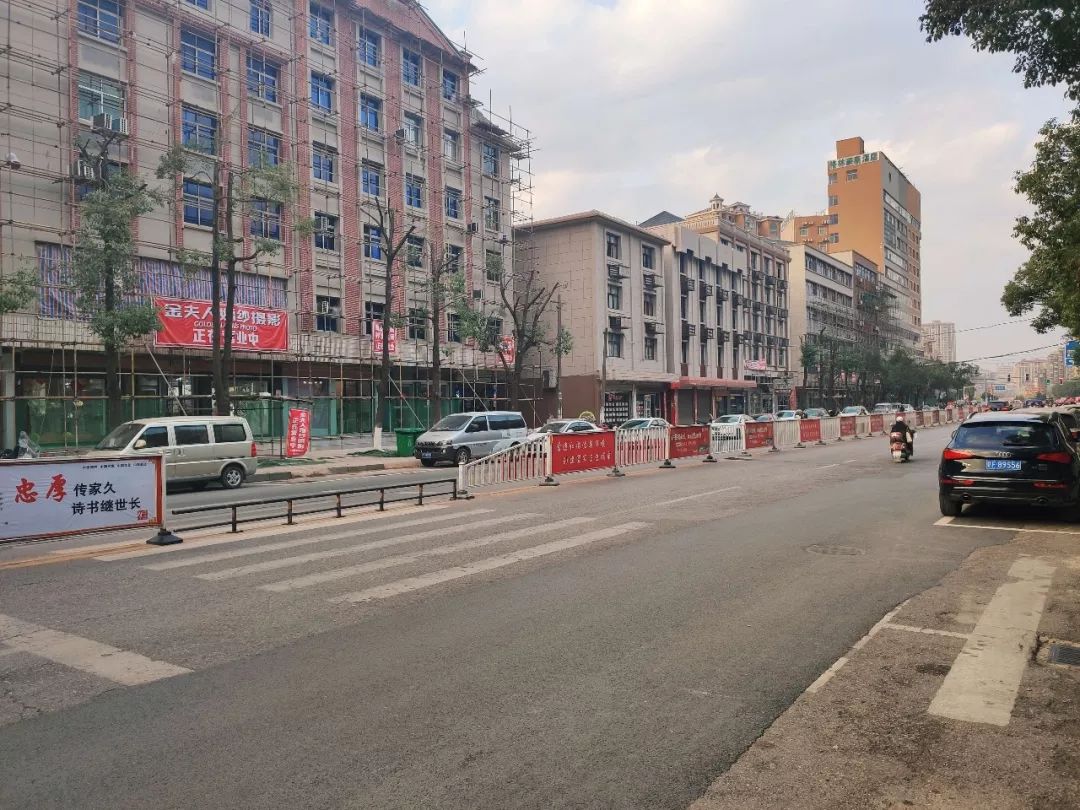 改造后的街面瞬间变的高大上了不少.