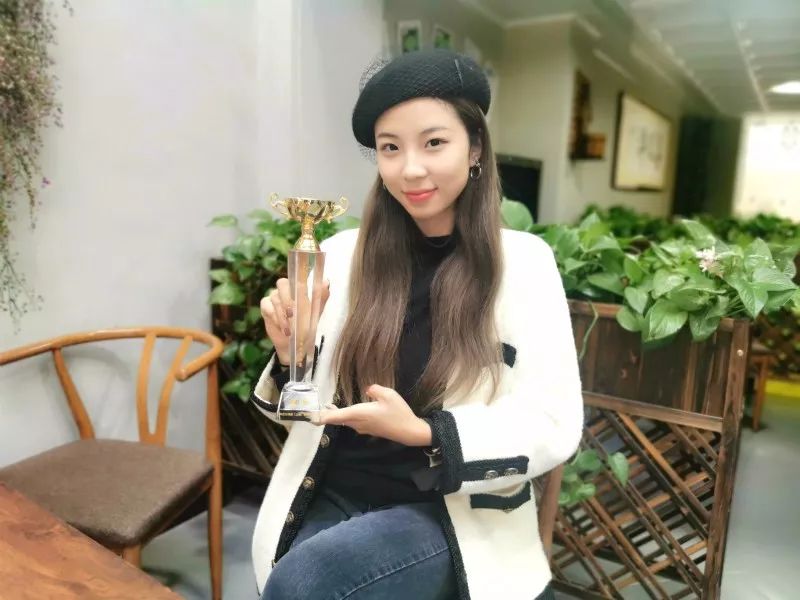 姚楚楚一举夺冠,把美丽展示给世界,成就了自己,荣耀了家乡.