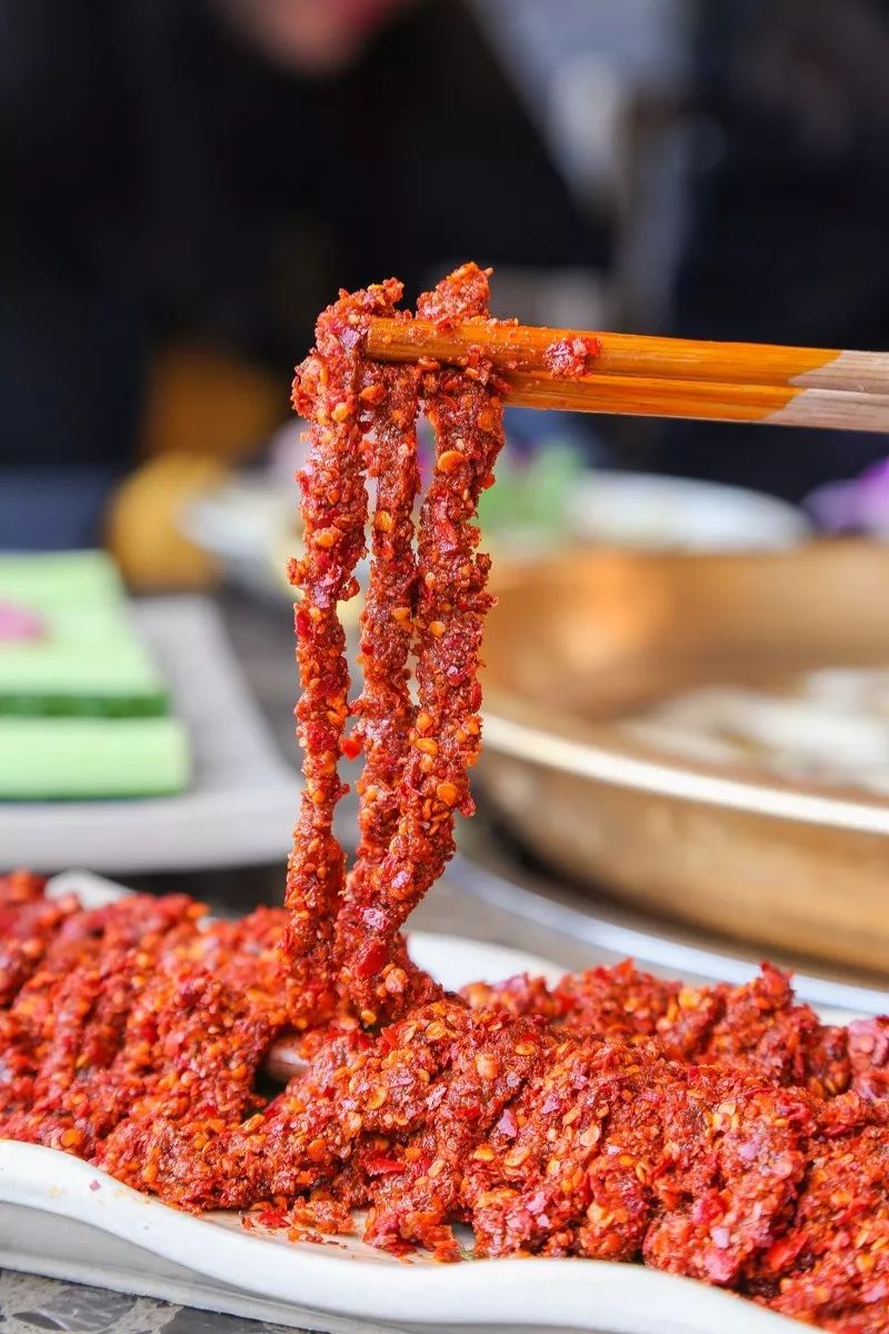 麻辣鲜香裹满牛油香气的汤汁的筷子牛肉,比霸王牛肉的后劲小点,越吃越