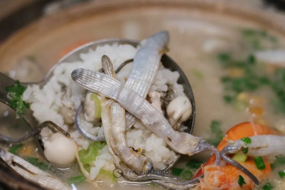 在 荔记泥虫粥,点了一份由泥虫,蚝仔和海虾三拼来的海鲜粥,七十块