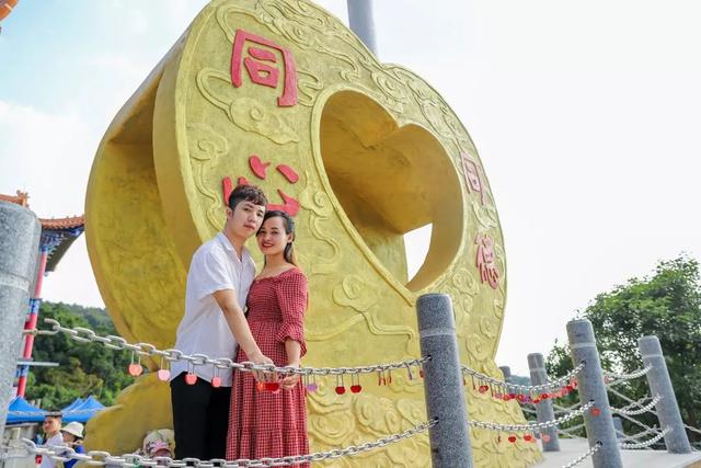 首批00后加入相亲大军观音山相亲现场月老与红娘牵红线