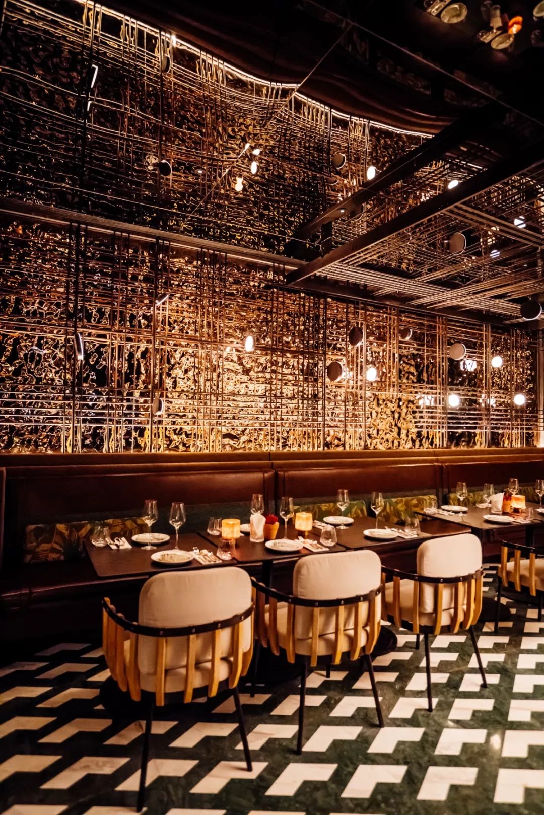 静安网红酒馆开进「露天花园」,还卖起"旋转楼梯意面"!