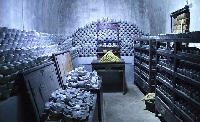 果然,内行厂设立后,刘瑾权势滔天,当时官员上任都要前往内行厂磕头