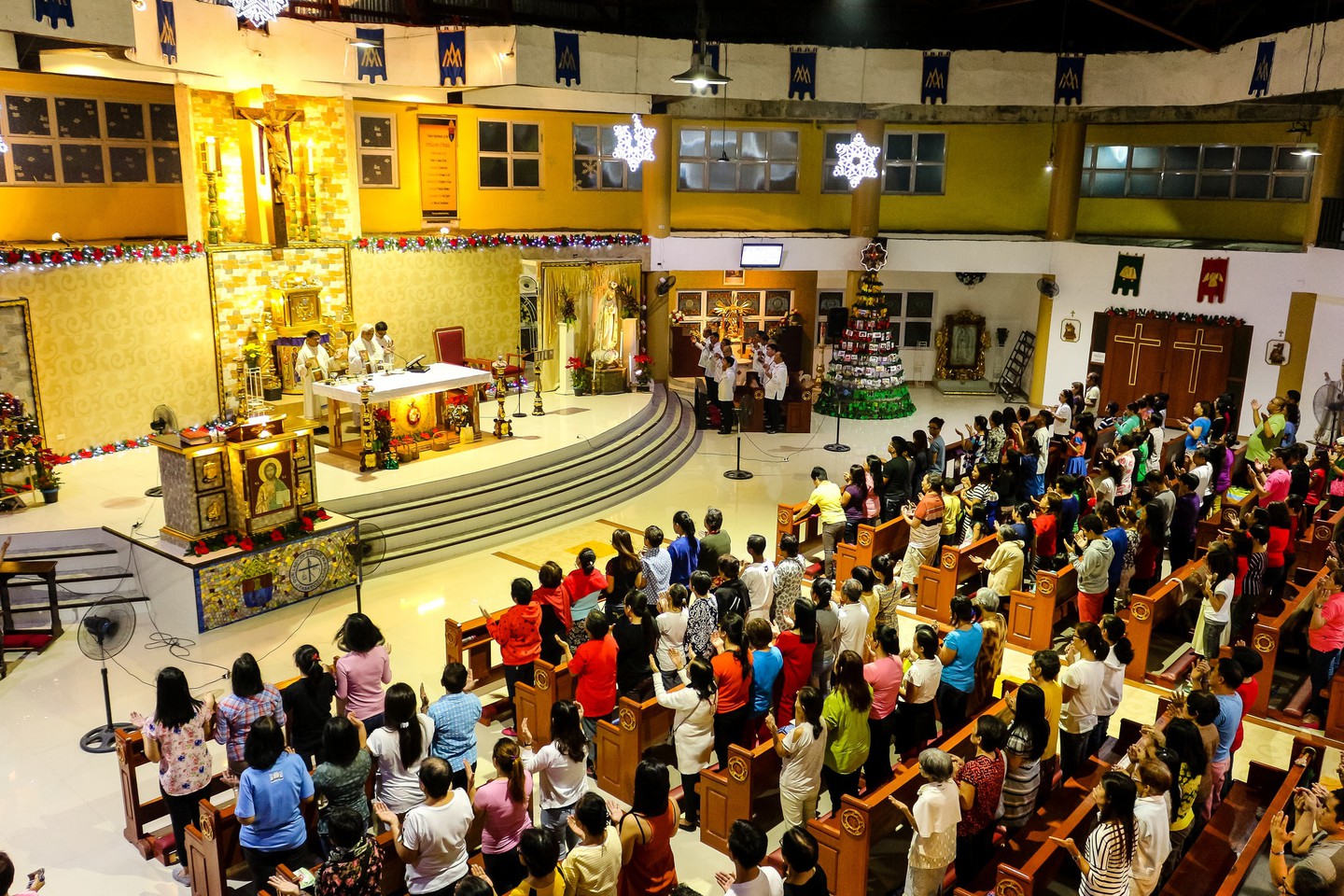 没有苹果也没有圣诞老人,异常隆重的菲律宾圣诞节_弥撒