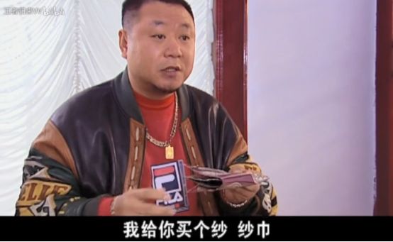 一个圆形花纹丝巾. 再看《彪哥情事》,也能把无限情丝化成夜色温柔.