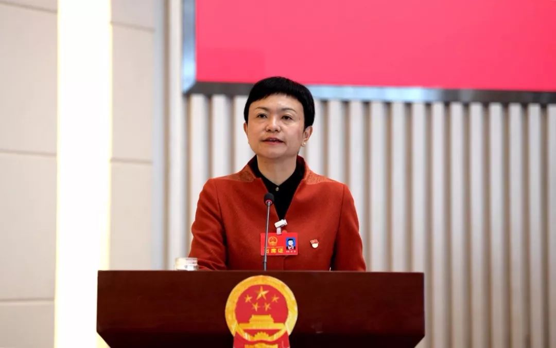 在热烈的掌声中,县人民政府县长旺娜代表县人民政府向大会作《汶川县