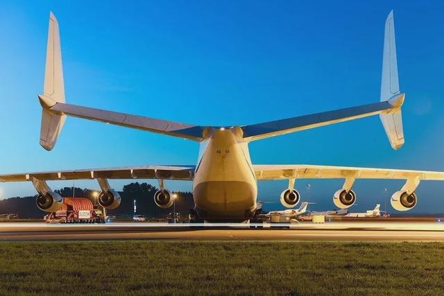 安-225运输机的规模也相当震撼:飞机长84米,高度18米(相当于六层楼高)