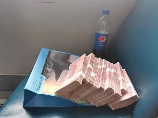 郑州一老人公交车上遗落10万幸亏遇到这名好心人赞