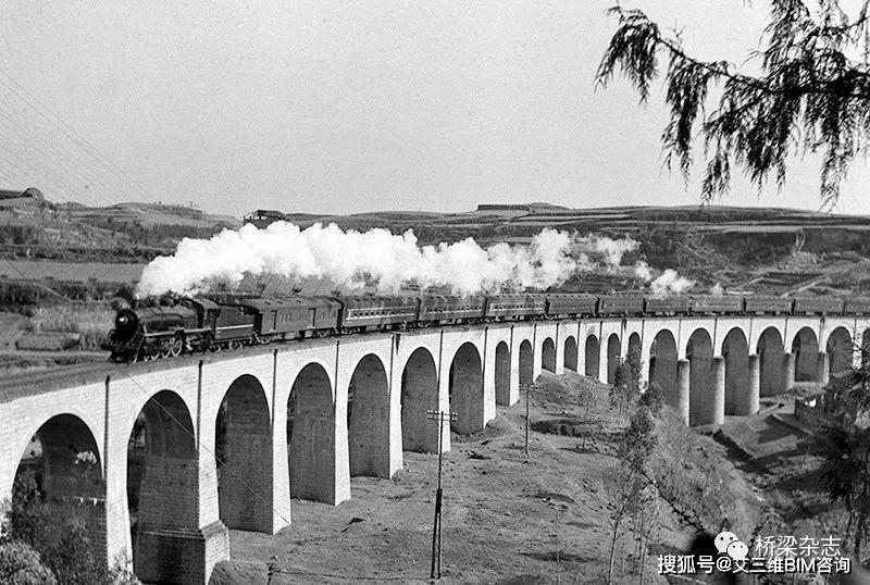 自"一五"计划开始,展开了大规模的铁路新线建设,在新建的成渝,天兰