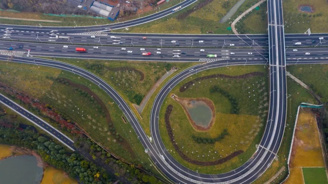 绕城公路徐庄互通南起绕城公路规划徐庄立交位置,以互通形式与现状