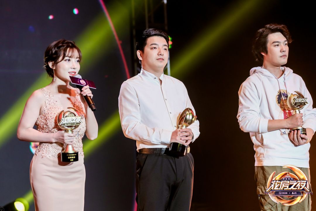 新秀三强:紫霞,林林,小宣美从左至右:陈志朋,凉音,初晓(家族代表代领)