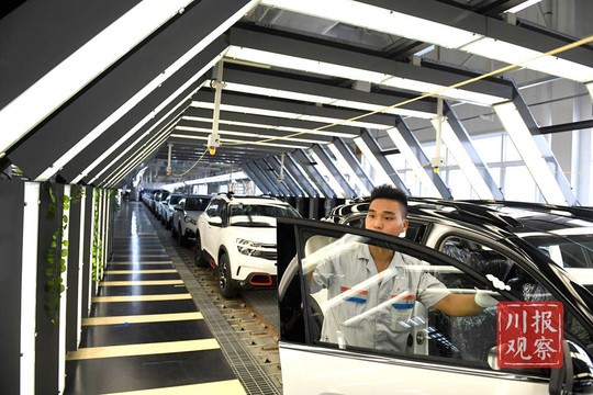 走进神龙汽车成都工厂镜头记录一分钟产出一辆成都造新车