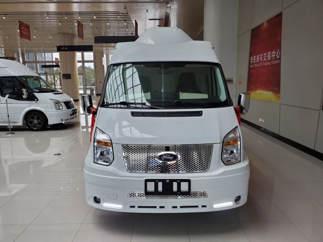 逸途商务版基于福特新世代全顺v348底盘打造,延续了福客特商旅车的高