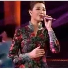 降央卓玛演唱《爱在天地间》好听极了!