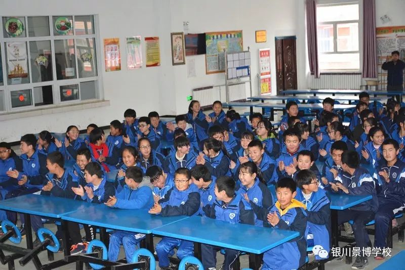 送人玫瑰手留余香记景博慈善基金会向震湖中学捐赠棉衣活动