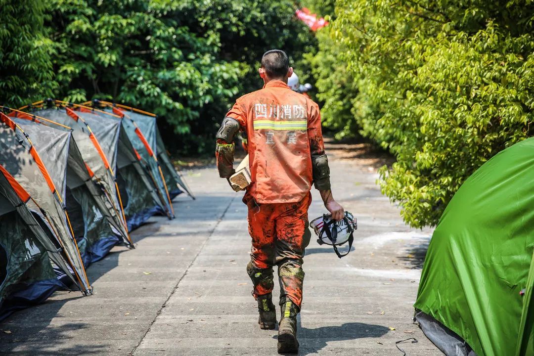 这就是消防员用生命逆行,留最美背影用行动铸就最亮丽的忠橙返回