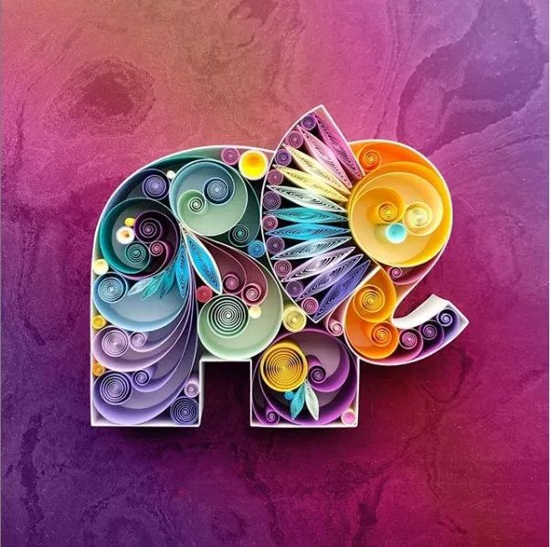 女子将五颜六色的纸拼凑在一起,引发150w 网友围观!