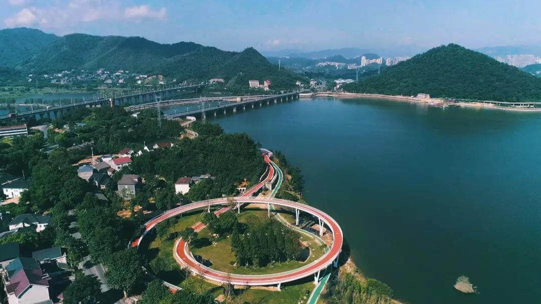 原创山势像一把古琴,爱情穿越古今,青山湖畔有个村落景区叫"琴山蓝湾"