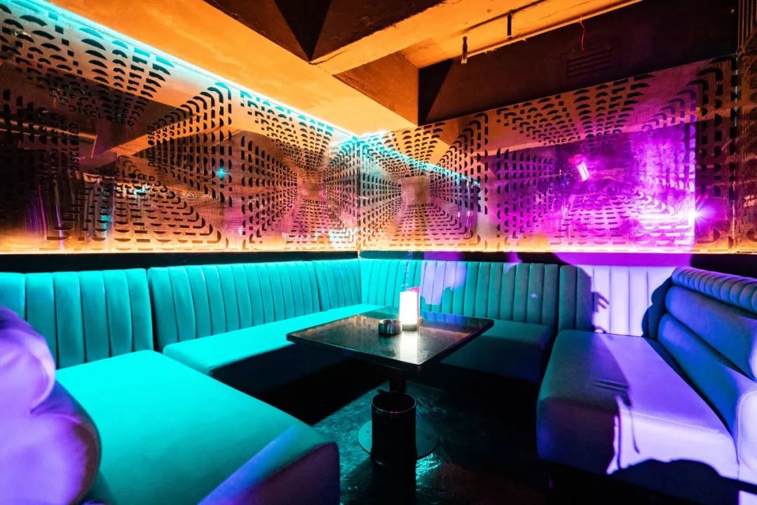 中华广场新开了一家完美复刻80s迪厅的高空酒吧快来蹦迪