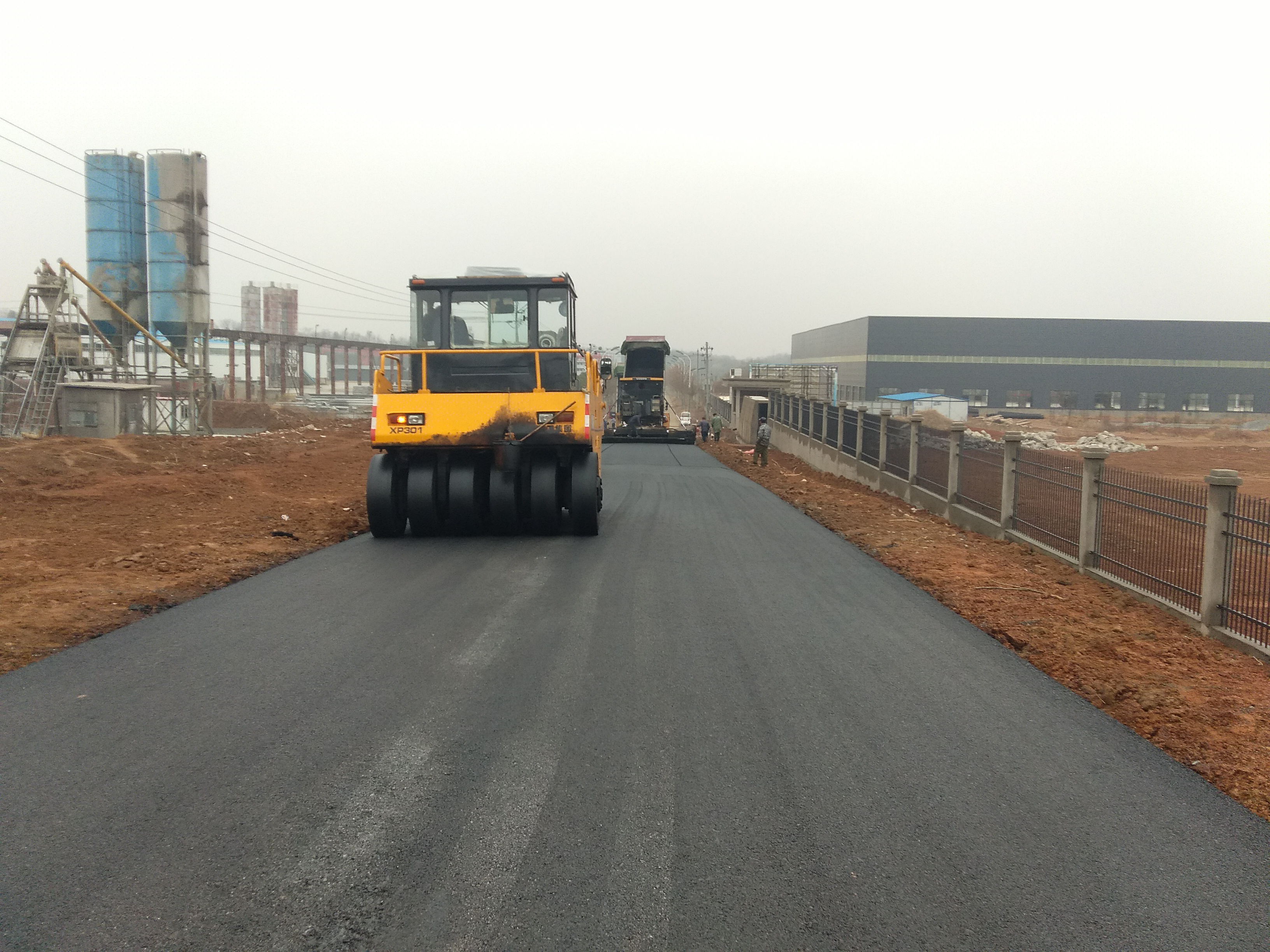 湖口流泗镇"四好农村路"开始铺设沥青路面