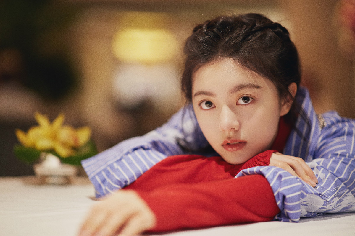 经典格纹碰撞趣味印花 赵今麦圣诞写真演绎英伦少女