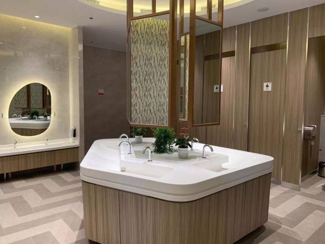 除了中间的成人洗手区,还有儿童洗手台.